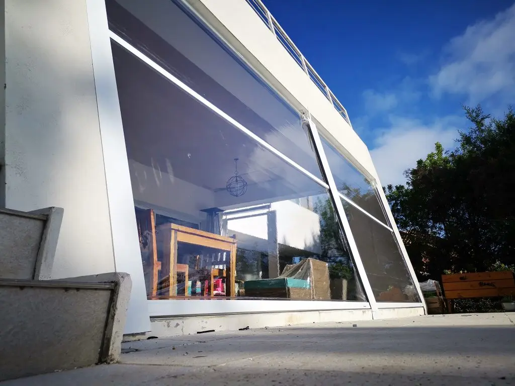 Cerramiento de PVC enrollable con guías de aluminio 3